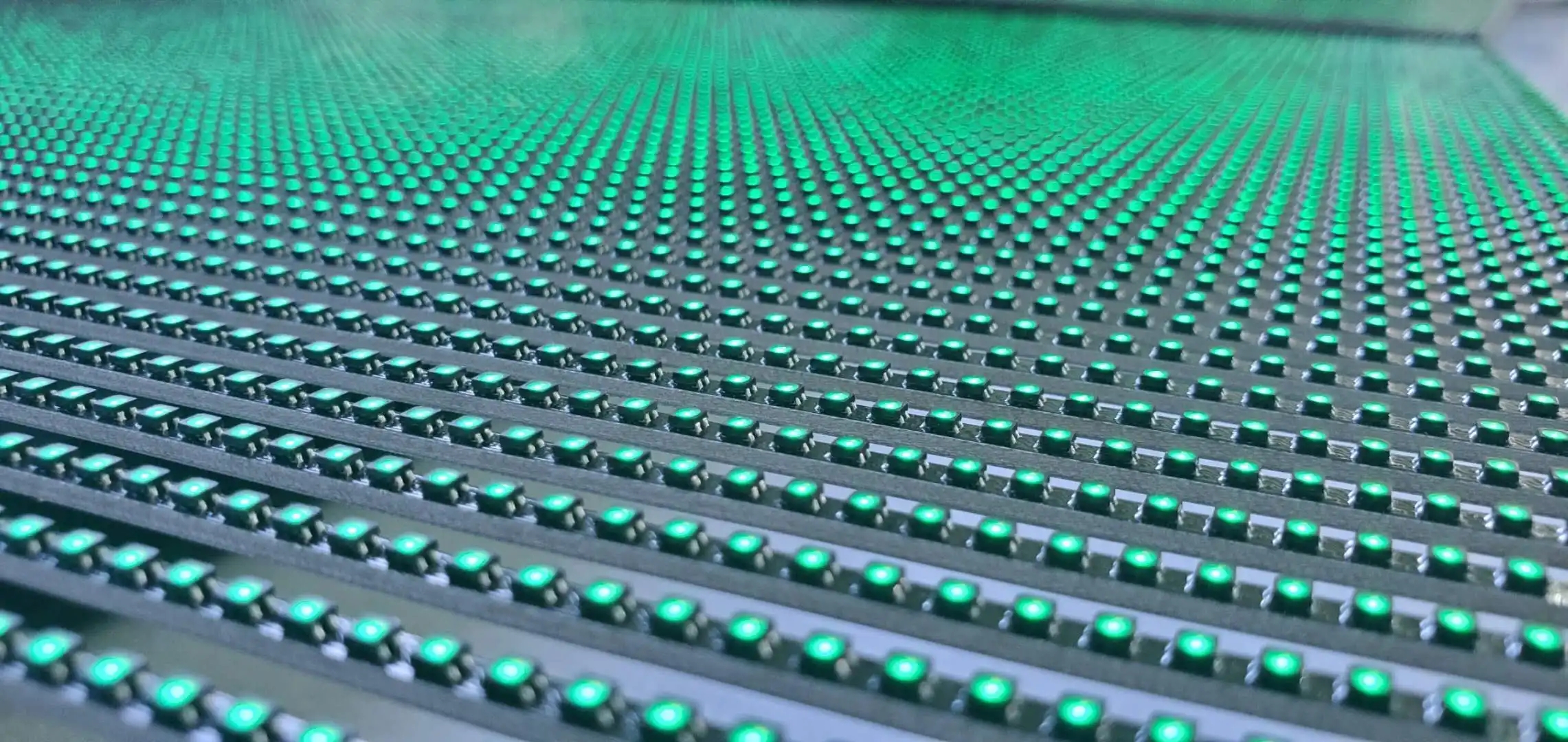 LED透明屏加面罩有何作用？